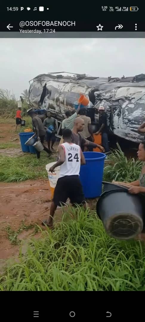 RESIDENTS SCRAMBLE FOR DIESEL AFTER FUEL TANKER ACCIDENT AT SUHUM